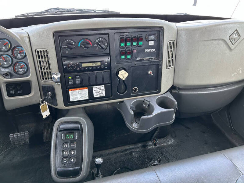 2013 International 7300 Digger Derrick Truck