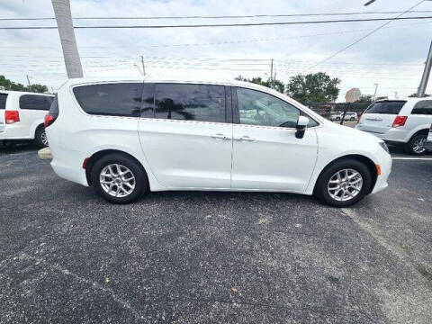2023 Chrysler Voyager LX