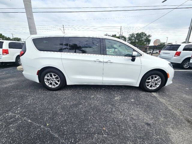 2023 Chrysler Voyager LX