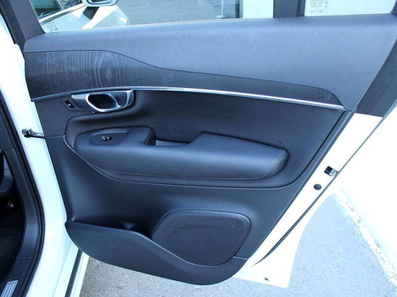 2020 Volvo XC90 T6 Momentum 6-Passenger