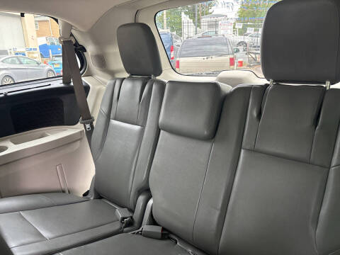 2011 Volkswagen Routan SE