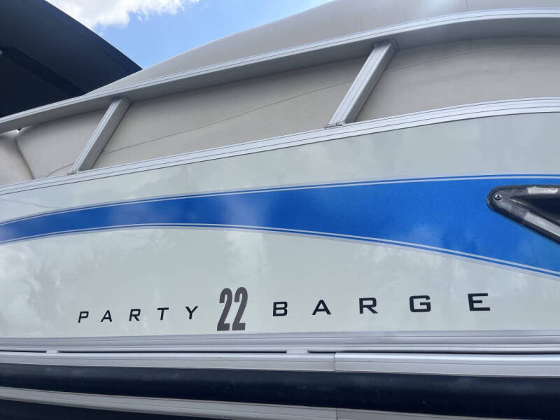2011 Sun Tracker Regency Party Barge 22