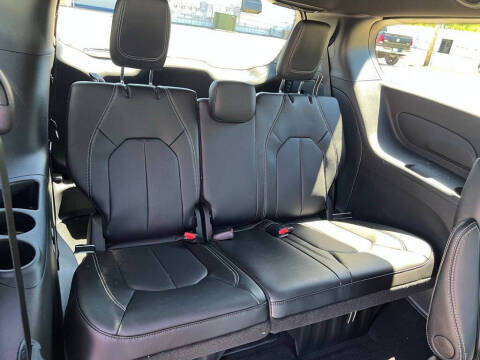 2027 Chrysler Pacifica Select