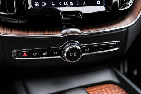 2023 Volvo XC60 B5 Plus Dark Theme