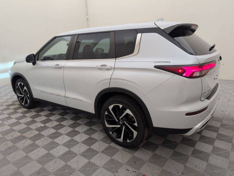 2022 Mitsubishi Outlander SE