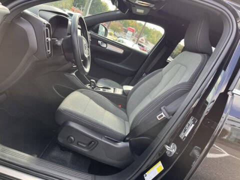 2025 Volvo XC40 B5 Core Bright Theme