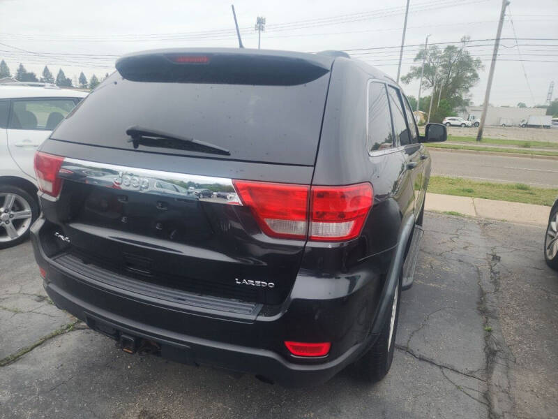 2011 Jeep Grand Cherokee Laredo photo 4