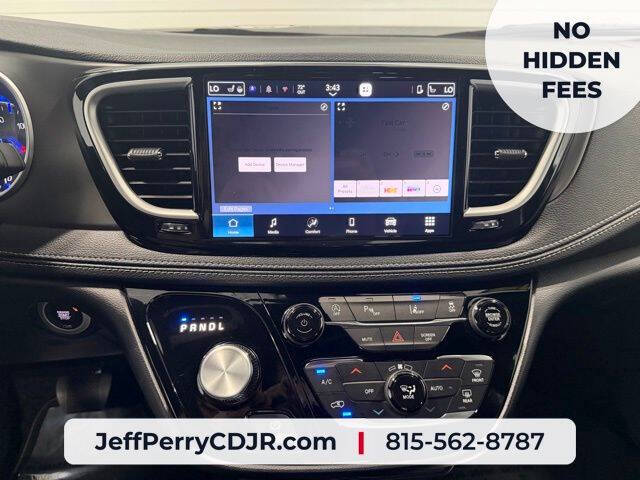 2027 Chrysler Pacifica Select
