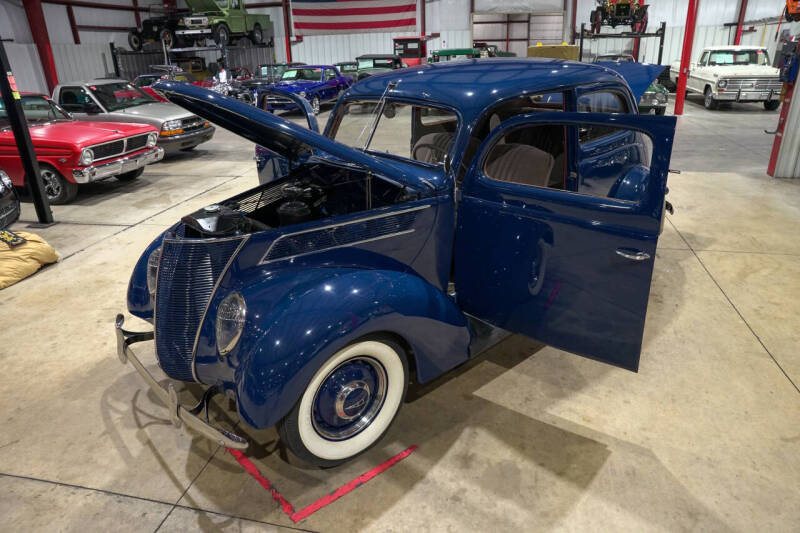 1937 Ford Deluxe