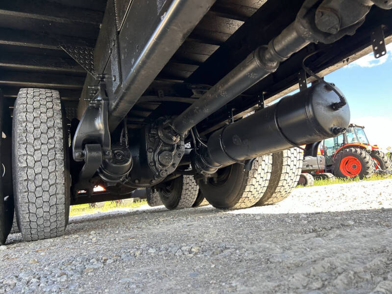 2017 Freightliner M2106 Truck