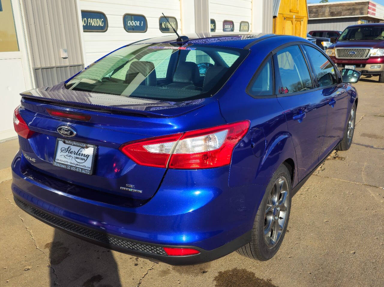 2013 Ford Focus SE 4dr Sedan - Blue exterior view 10