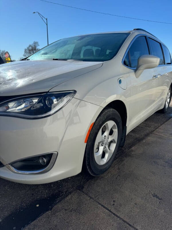 2017 chrysler pacifica 2024 hybrid for sale