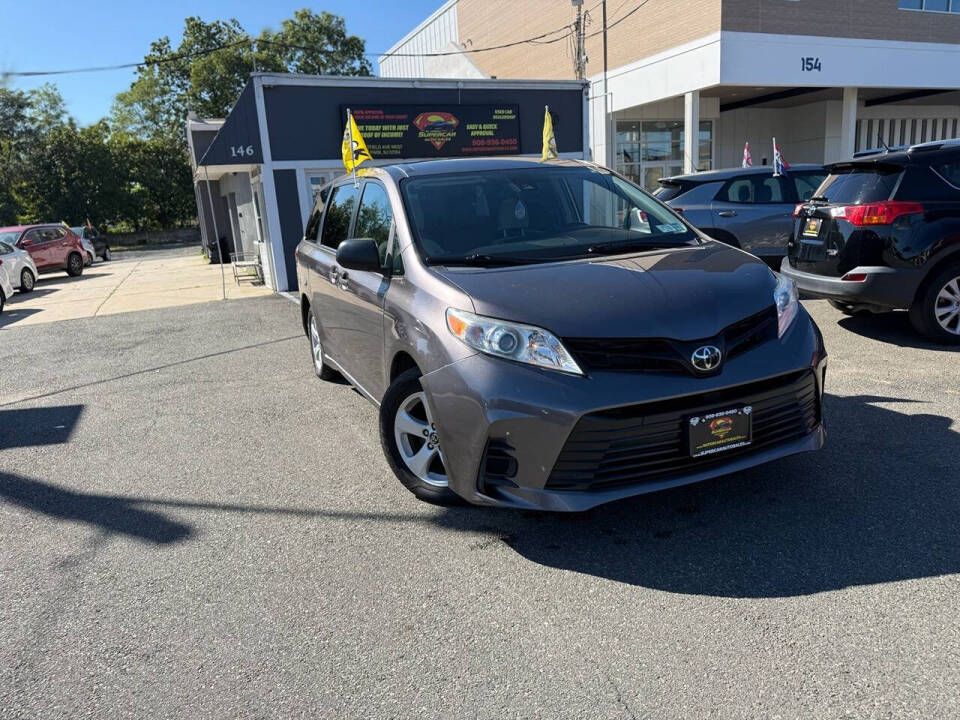 2019 Toyota Sienna L's photo