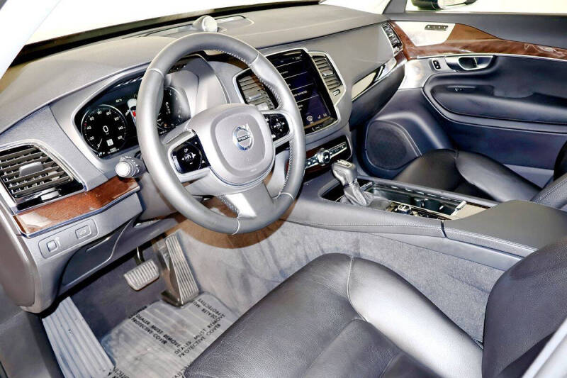 2017 Volvo XC90 T6 Momentum