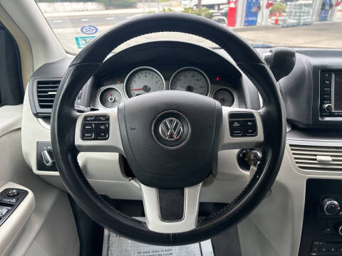2011 Volkswagen Routan SE