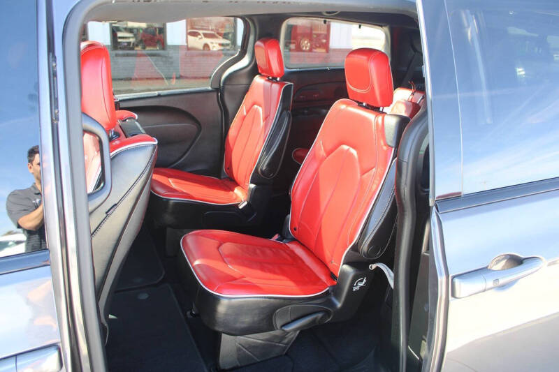 2020 Chrysler Pacifica Limited Red S