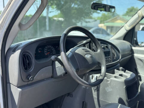 2003 Ford E-Series E-150 Base