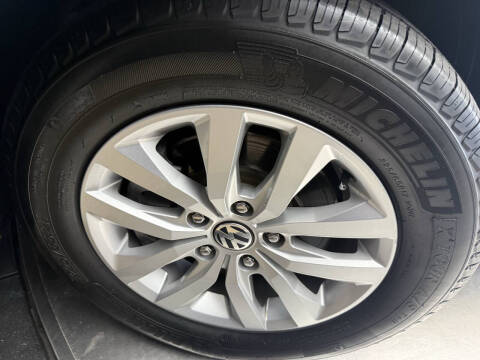 2012 Volkswagen Routan SE