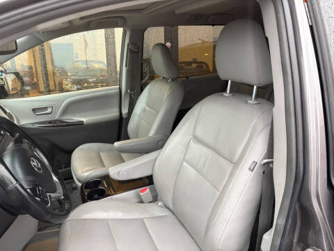 2018 Toyota Sienna XLE Premium 7-Passenger