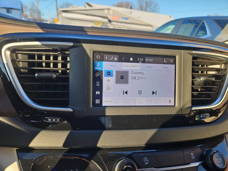 2022 Chrysler Voyager LX