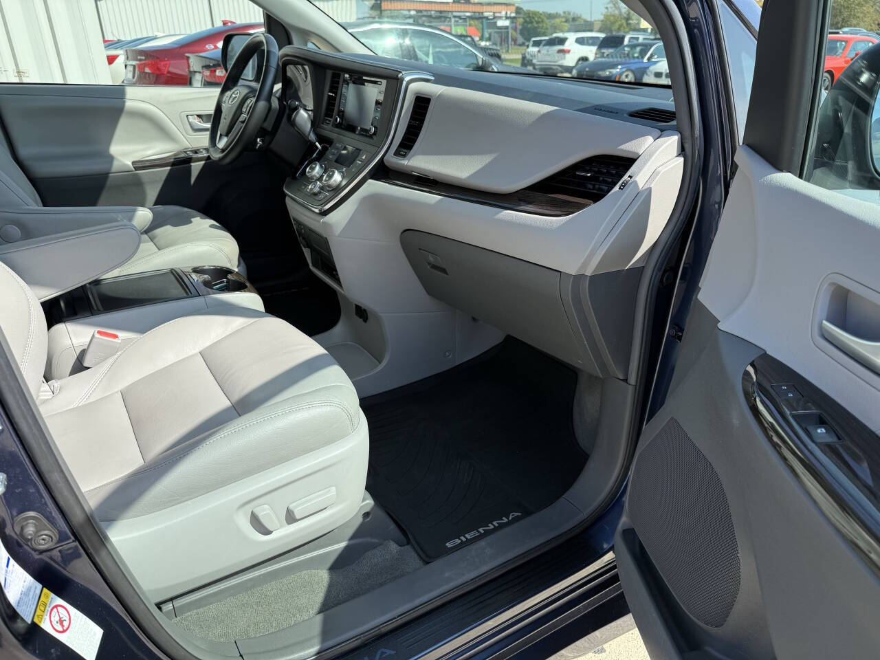 2018 Toyota Sienna XLE Premium photo 11