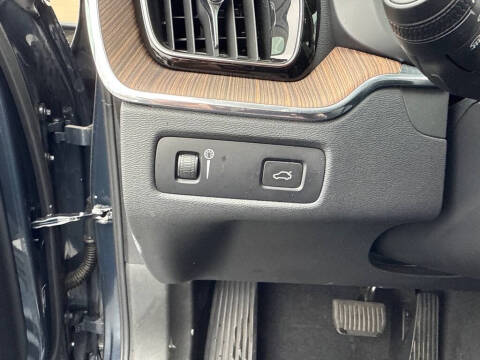 2022 Volvo XC60 B5 Momentum