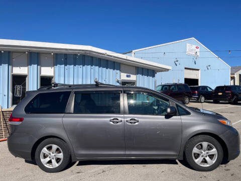 2013 Toyota Sienna LE 8-Passenger