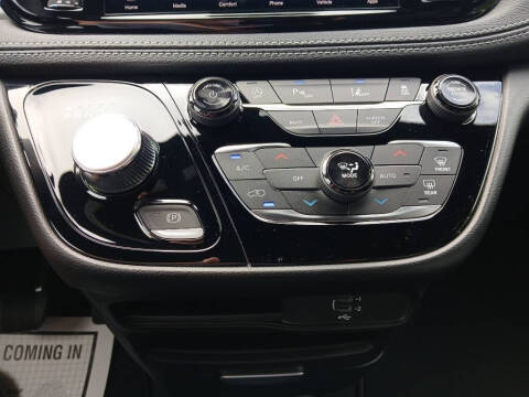 2027 Chrysler Pacifica Select