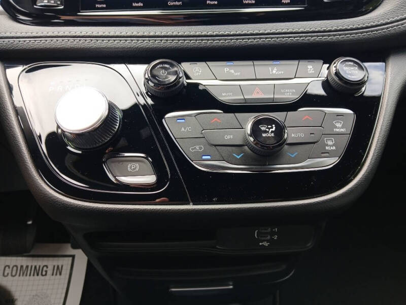 2027 Chrysler Pacifica Select