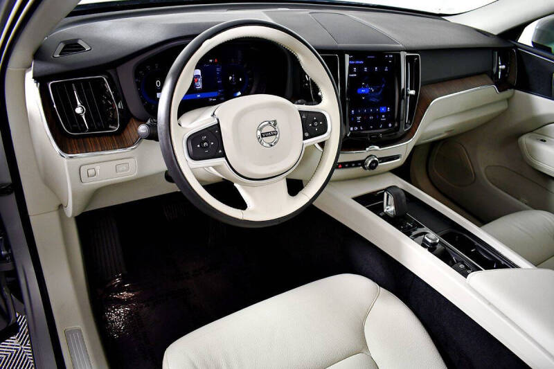 2022 Volvo XC60 B5 Momentum