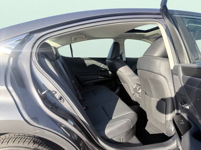 2025 Lexus ES 300h F SPORT Design