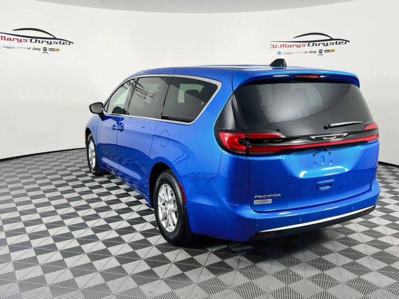 2027 Chrysler Pacifica Select