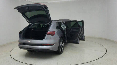 2022 Audi e-tron quattro Premium Plus