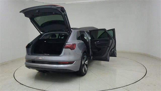 2022 Audi e-tron quattro Premium Plus