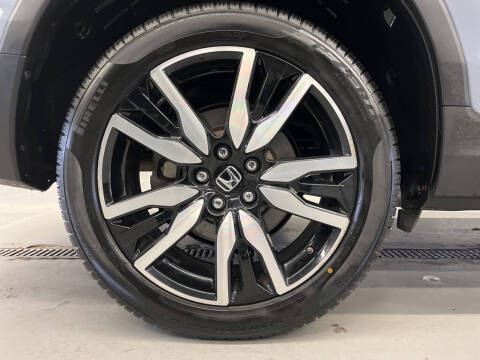 2022 Honda Pilot Touring w/Rear Captain's Chairs