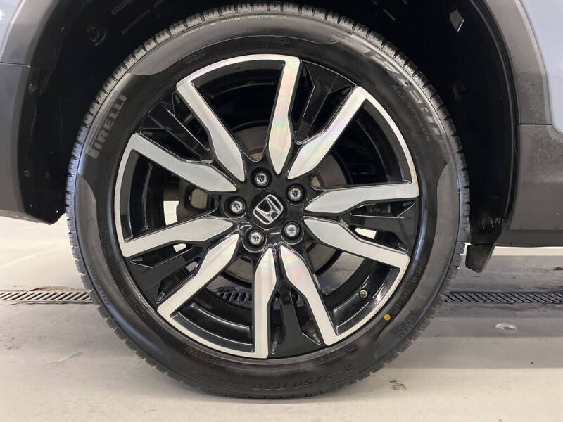 2022 Honda Pilot Touring w/Rear Captain's Chairs