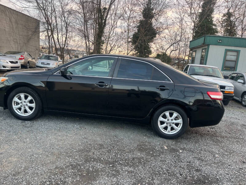 2011 Toyota Camry LE photo 8