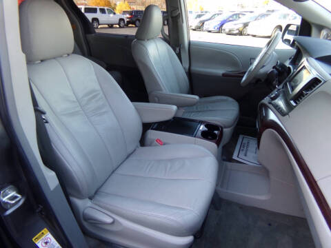 2011 Toyota Sienna XLE 7-Passenger Auto Access Seat