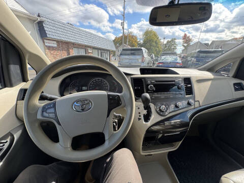 2011 Toyota Sienna LE 8-Passenger