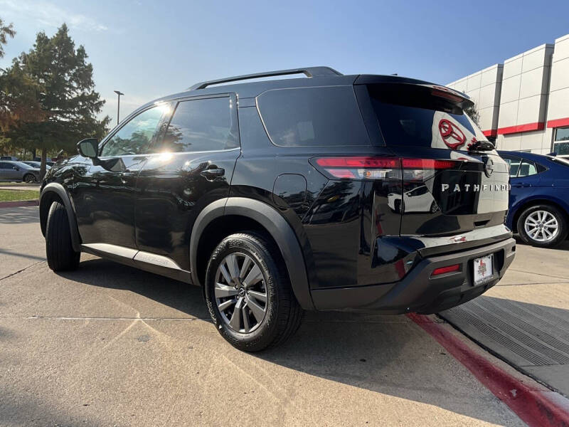 2024 Nissan Pathfinder SV