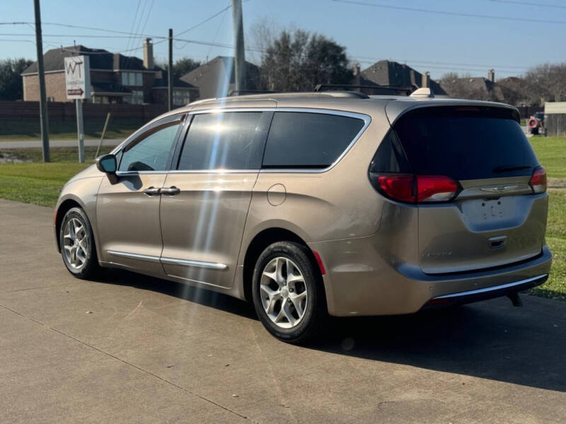 2017 Chrysler Pacifica Touring-L