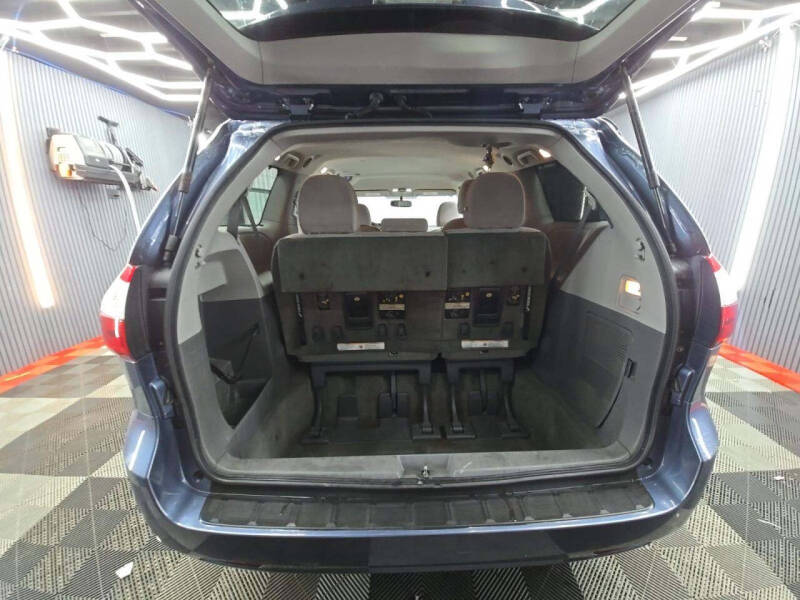 2017 Toyota Sienna LE 8-Passenger