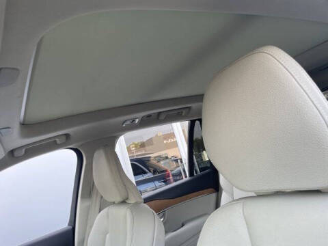 2022 Volvo XC90 T6 Momentum 6-Passenger