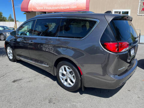 2017 Chrysler Pacifica Touring-L Plus