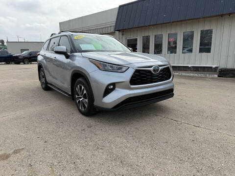 2020 Toyota Highlander for sale at Auto Gallery LLC in Burlington WI