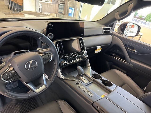 2025 Lexus LX 700h Luxury