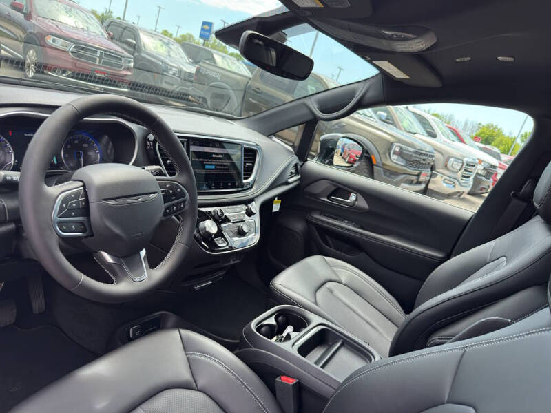 2027 Chrysler Pacifica Select