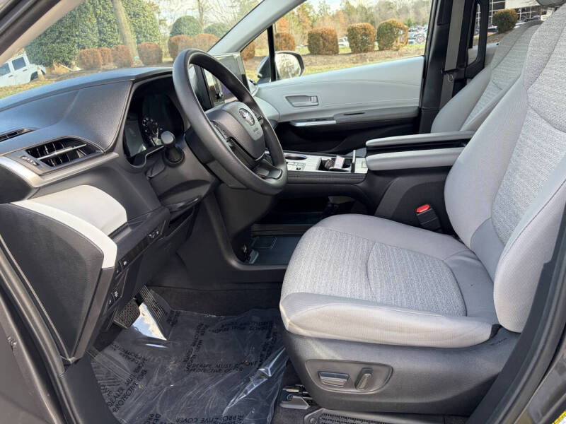 2025 Toyota Sienna LE 8-Passenger