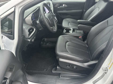 2027 Chrysler Pacifica Select