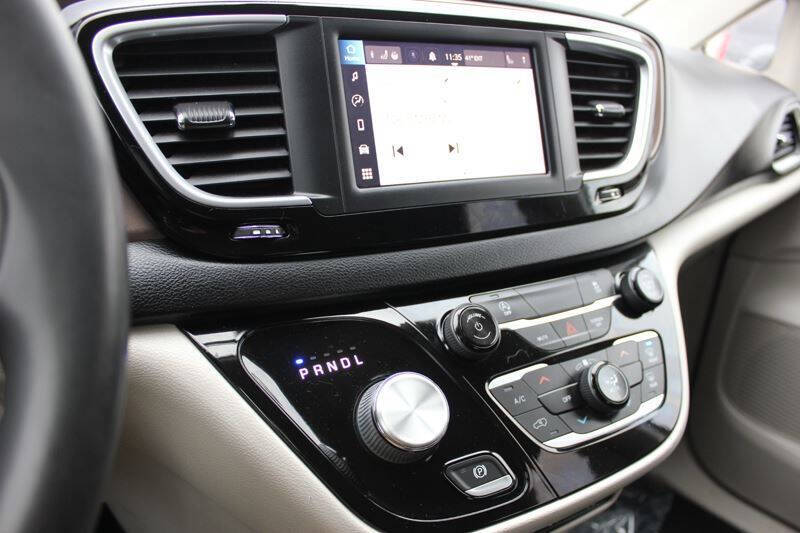 2022 Chrysler Voyager LX